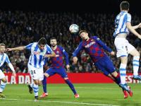 开云APP-巴萨球员受伤下场，全队气氛紧张