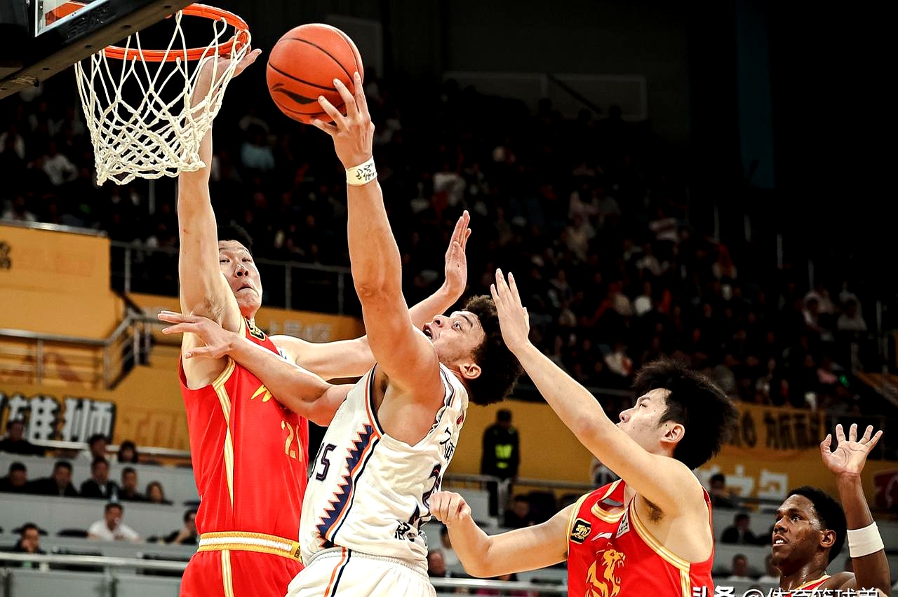 关于上海男篮队稳扎稳打备战，奋力拼搏为胜利努力的信息