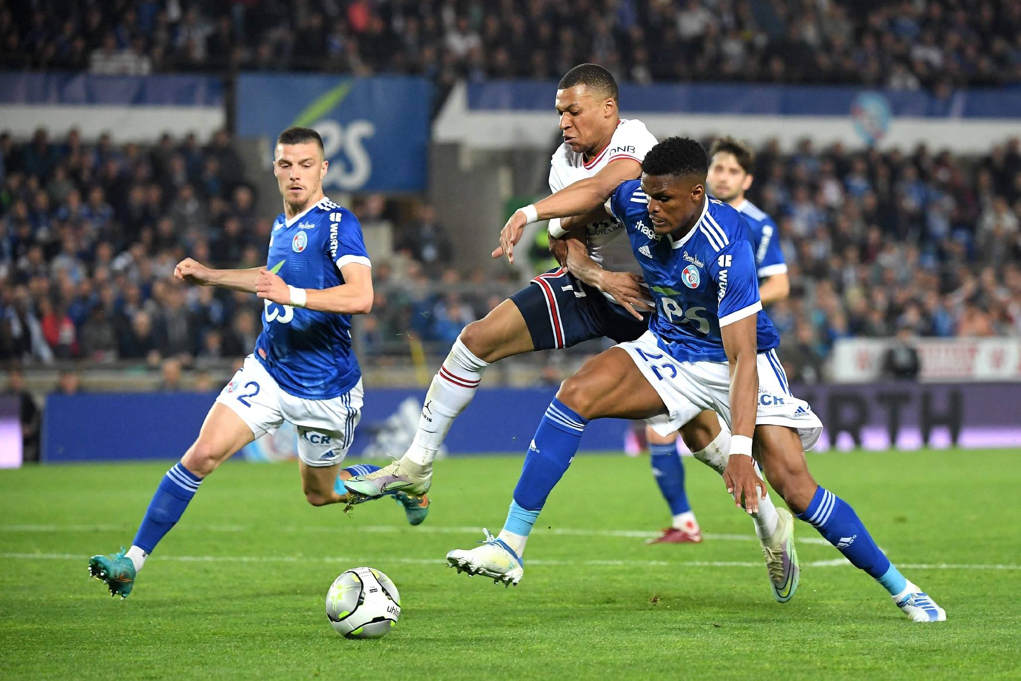 关于摩纳哥客场惊险胜于斯特拉斯堡，保持领先的信息