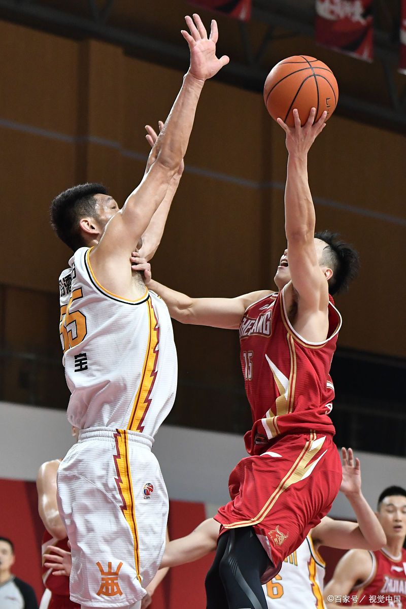 CBA联赛中球员表现亮眼，为球队赢得荣耀的简单介绍