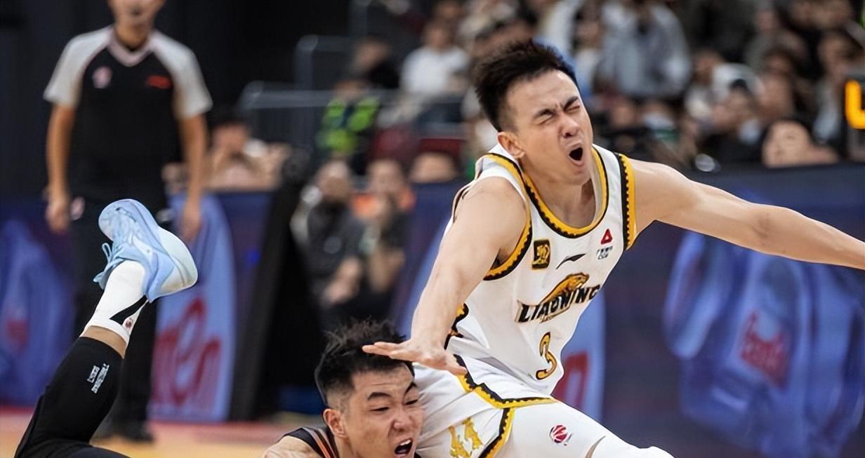 CBA联赛中球员表现亮眼，为球队赢得荣耀的简单介绍