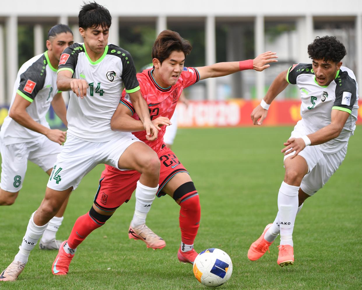 包含叙利亚队在国际足球舞台上勇夺头筹的词条