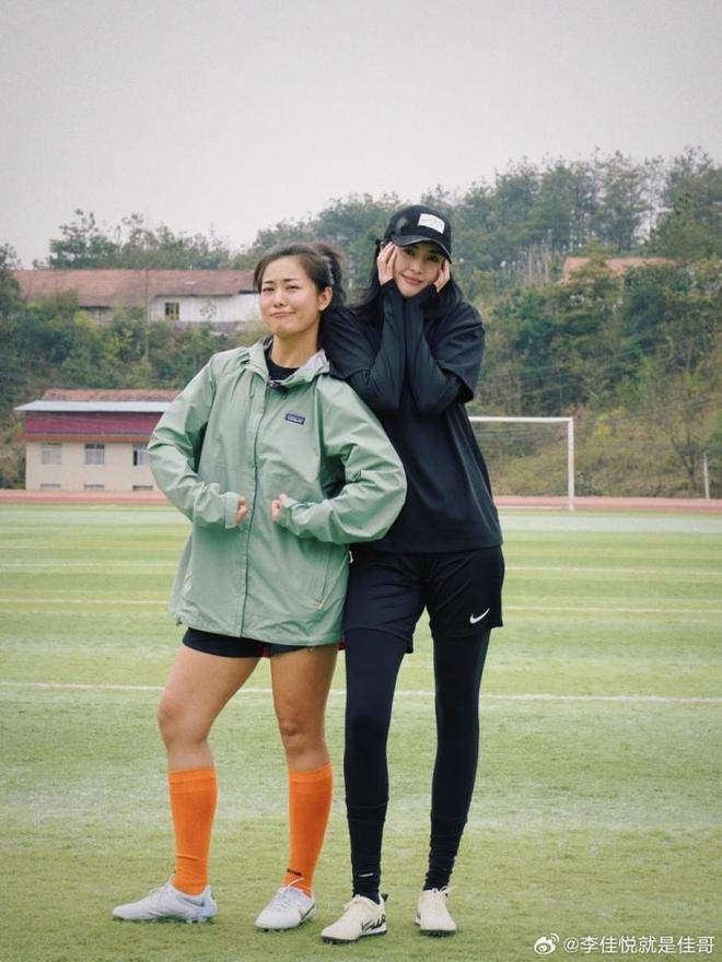 奥地利女足球员参与公益活动