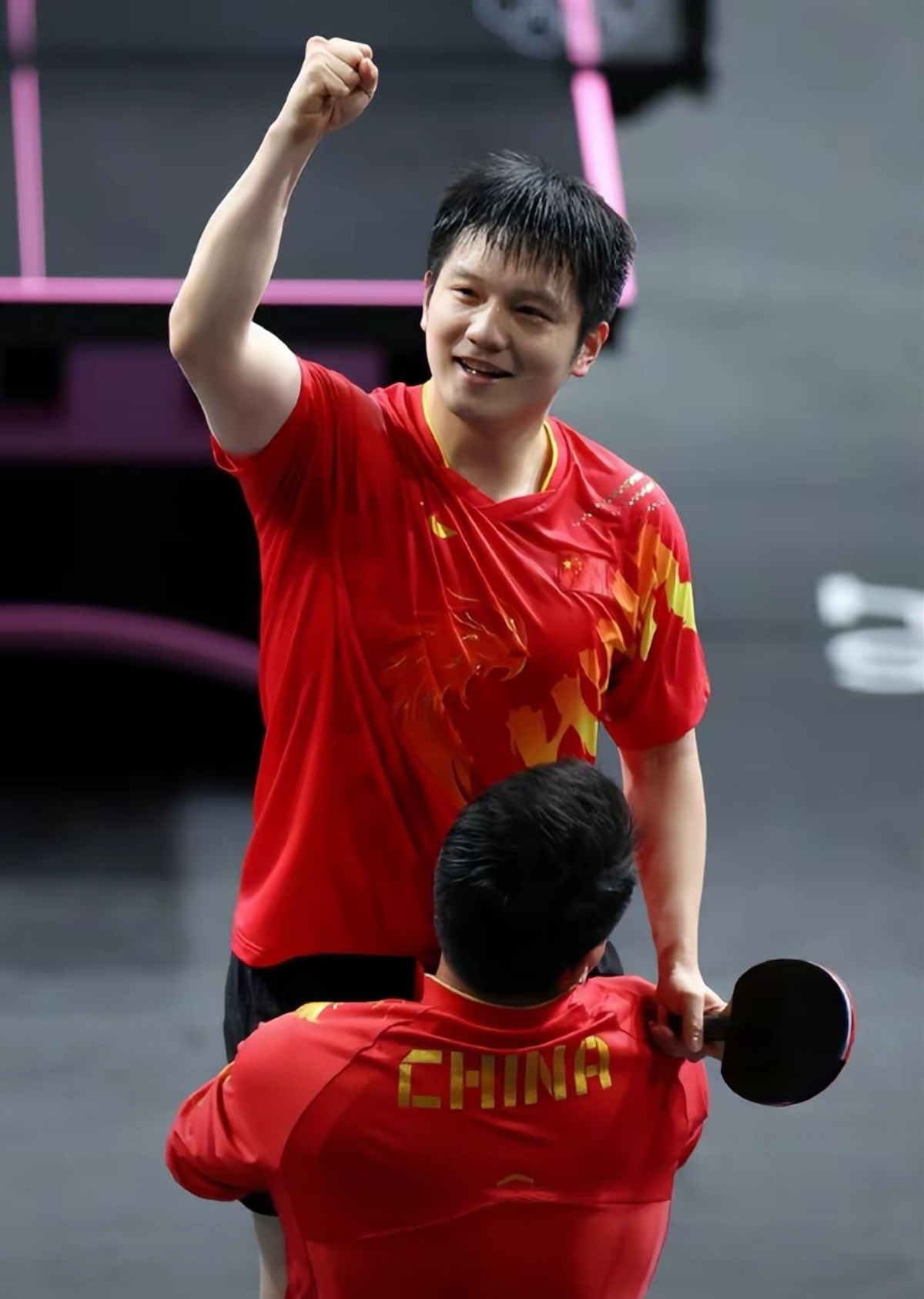 中国队碾压瑞典队,樊振东点燃赛场 中国队碾压瑞典队,樊振东点燃赛场